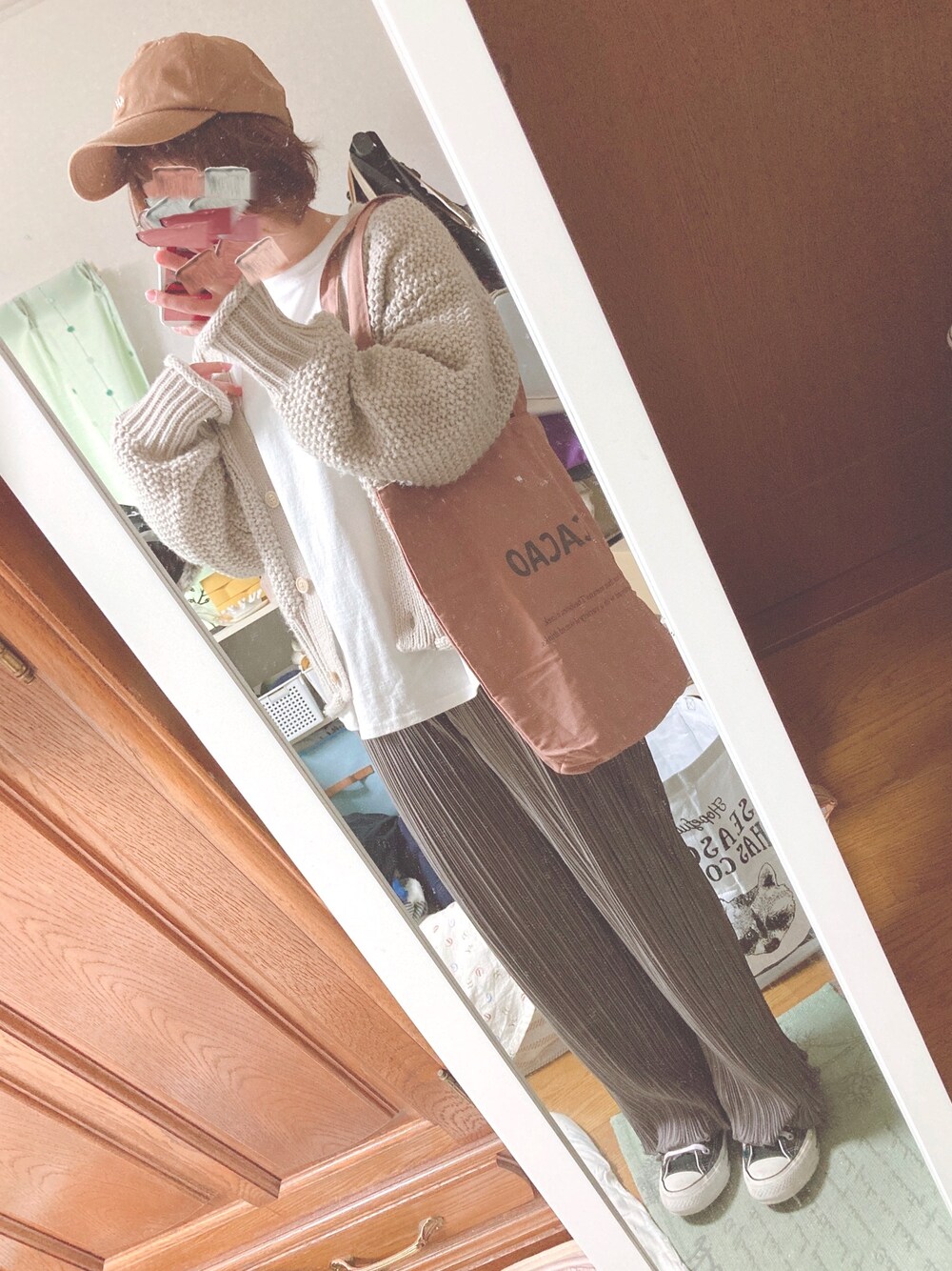 「春コーデ、休日コーデ、ボリューム袖、ざっくりニット、プリーツパンツ、カフェオレコーデ、バックスリット、エコバッグ、キャップ女子、ゆるゆる」｜「AMERICAN HOLICの綿キャップ（キャップ、イエロー系）」を使った、ユズルさん（レディース・150cm）の春コーディネートの1枚目の写真
