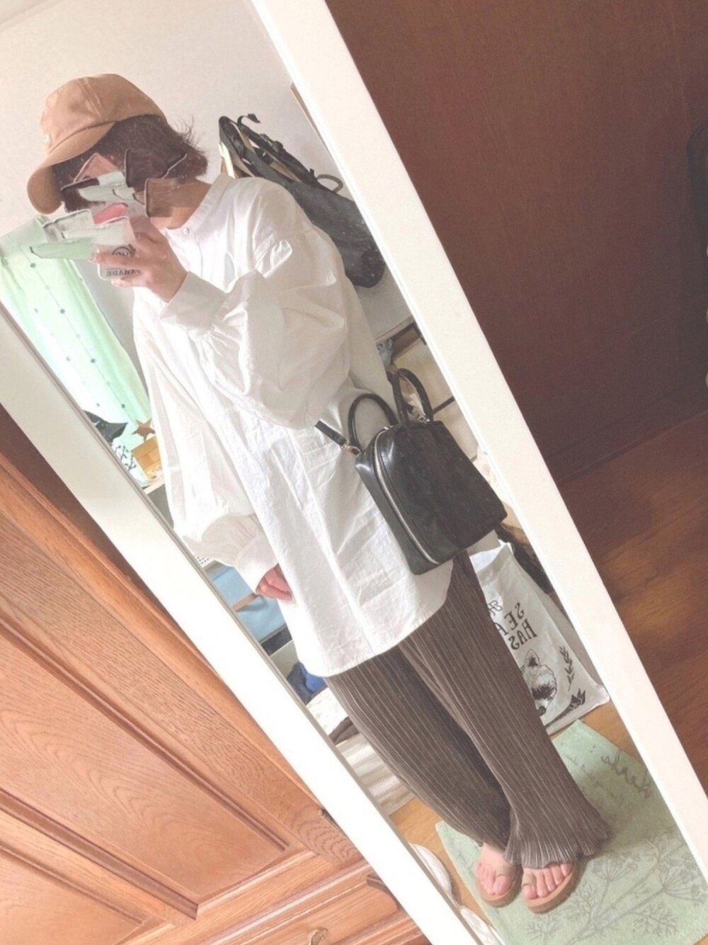 「これが私をアゲる服、ボリューム袖、ドレスシャツ、ビッグシルエット、プリーツパンツ、トングサンダル、休日コーデ、キャップ×メガネ、ワントーンコーデ、ミニバッグ」｜「AMERICAN HOLICの綿キャップ（キャップ、イエロー系）」を使った、ユズルさん（レディース・150cm）の春コーディネートの1枚目の写真