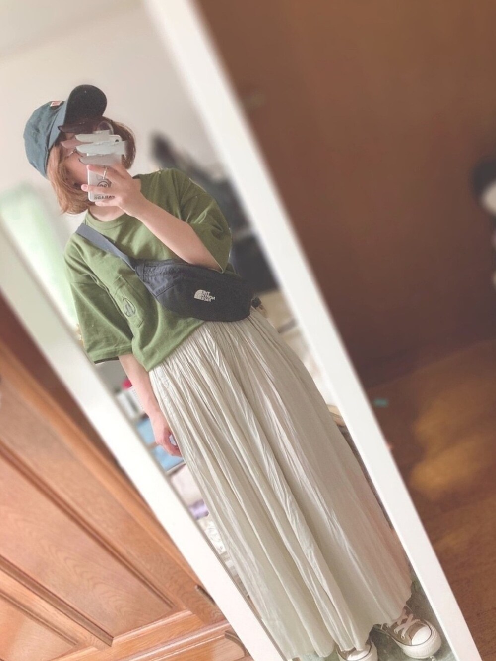 「休日スタイル、アースカラー、オーバーサイズ、ビッグシルエット、キャップ×メガネ、ボディバッグ、カフェ、梅雨、ワッシャー」｜「DANTONの【DANTON】ダントンCAP（キャップ、ブラック系）」を使った、ユズルさん（レディース・150cm）の夏コーディネートの1枚目の写真