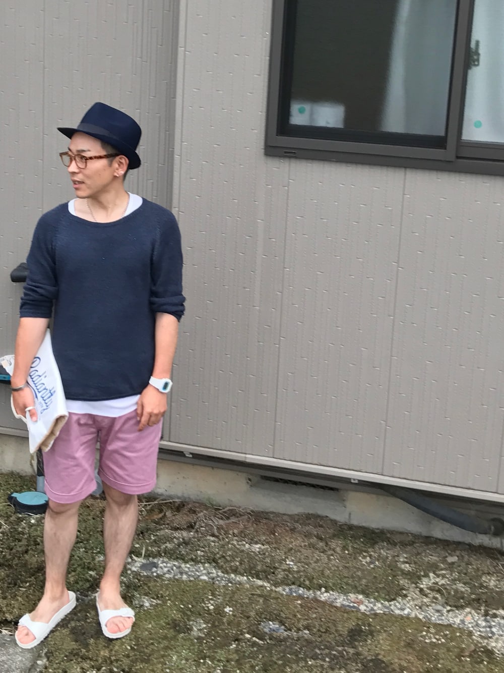 ブルー系のニット/セーター、ホワイト系のクラッチバッグ、ピンク系のその他パンツを着用したメンズの夏コーディネートの1枚目の写真