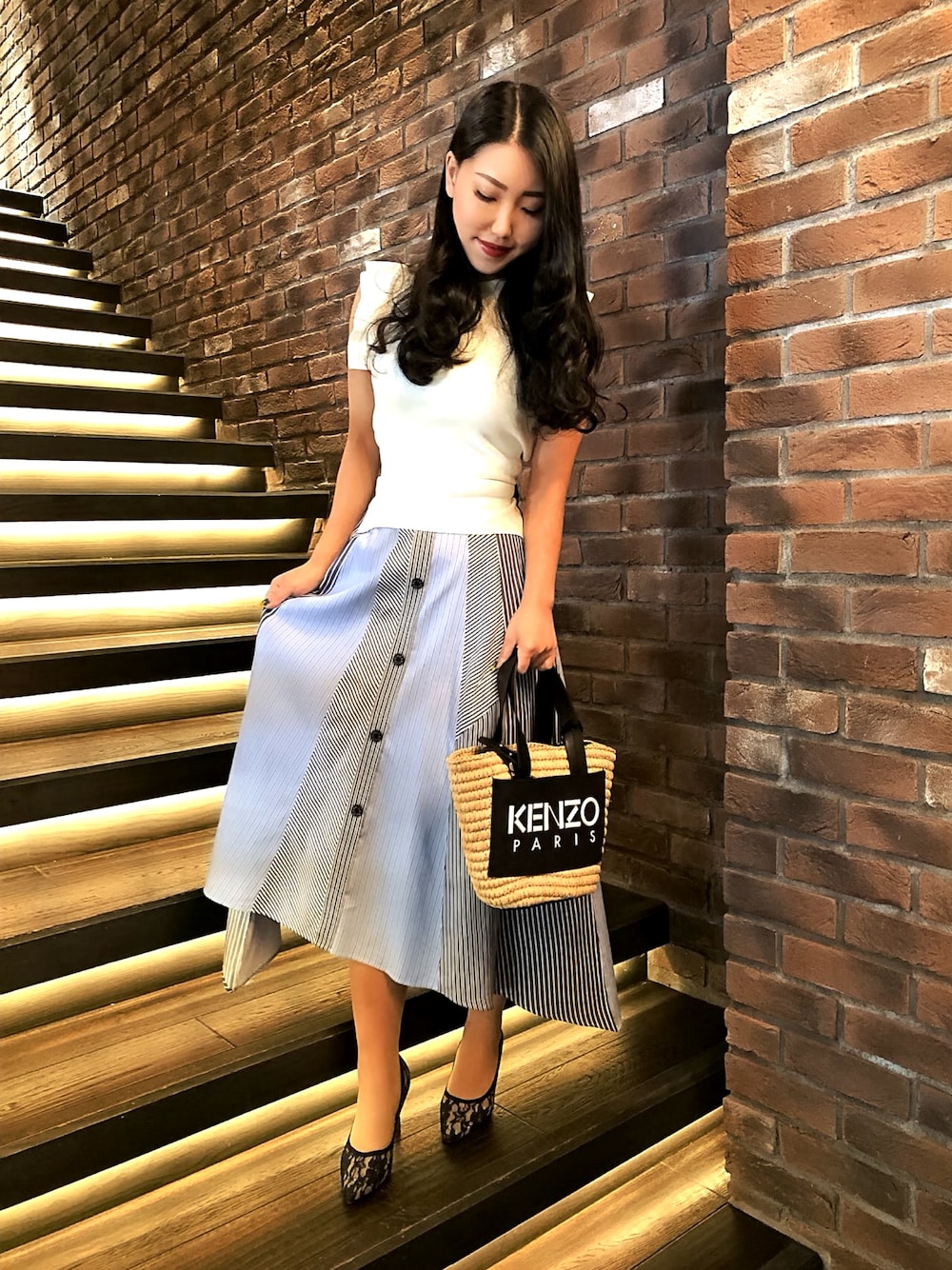 「カジュアル、KENZO、ストライプ、大人カジュアル、２ＷＡＹ、LOVELESS、春、かごバッグ、ストライプスカート、オトナカジュアル」｜「LOVELESSの【LOVELESS】WOMEN バックストライプ2WAYニット（ニット/セーター、ホワイト系）」を使った、miho1023さん（レディース・155cm）の春コーディネートの1枚目の写真