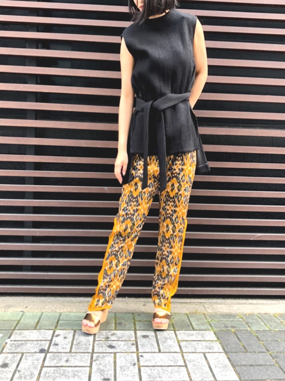 「カジュアル、カラーパンツ、休日スタイル、大人コーデ、ラフスタイル、ootd、低身長、オトナカジュアル、くすみカラー、ラブレス名古屋」｜「muller of yoshiokuboの【muller of yoshiokubo】WOMEN Savanna tuck pants MLS20408B（その他パンツ、イエロー系）」を使った、miho1023さん（レディース・155cm）の夏コーディネートの1枚目の写真