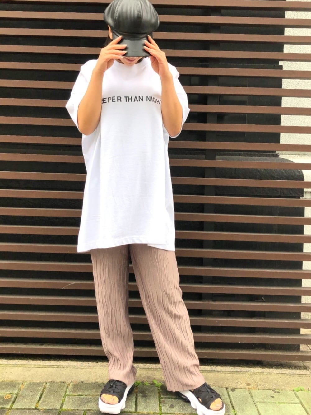 「大人カジュアル、パンツスタイル、リラックススタイル、低身長、厚底サンダル、ゆるコーデ、ラクチンコーデ、サリバン、オトナ女子、ラブレス名古屋」｜「JOHN LAWRENCE SULLIVANのJOHN LAWRENCE SULLIVAN  "DEEPER THAN NIGHT ARM"Tシャツ（Tシャツ/カットソー、ホワイト系）」を使った、miho1023さん（レディース・155cm）の夏コーディネートの1枚目の写真