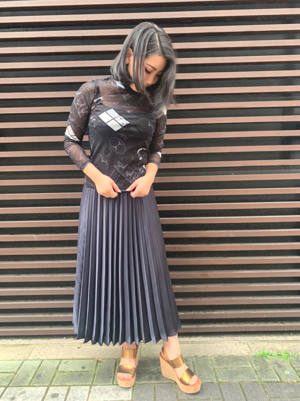 「夏、大人カジュアル、大人コーデ、プリーツスカート、シアーシャツ、シアー、ネイビー×ブラック、シアートップス、ラブレス名古屋」｜「LOVELESSの【LOVELESS×otona MUSE】リバーシブル プリーツスカート（スカート、ブルー系）」を使った、miho1023さん（レディース・155cm）の夏コーディネートの1枚目の写真
