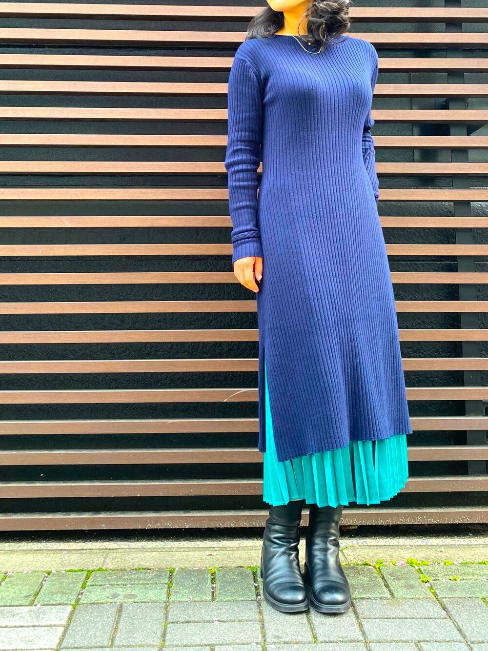 「黒、大人カジュアル、ロングスカート、きれいめカジュアル、LOVELESS、シンプルコーデ、春コーデ、低身長、カジュアルコーデ、ゆるコーデ」｜「LOVELESSのプリーツ レイヤード ニット ドレス（ワンピース、ブルー系）」を使った、miho1023さん（レディース・155cm）の春コーディネートの1枚目の写真