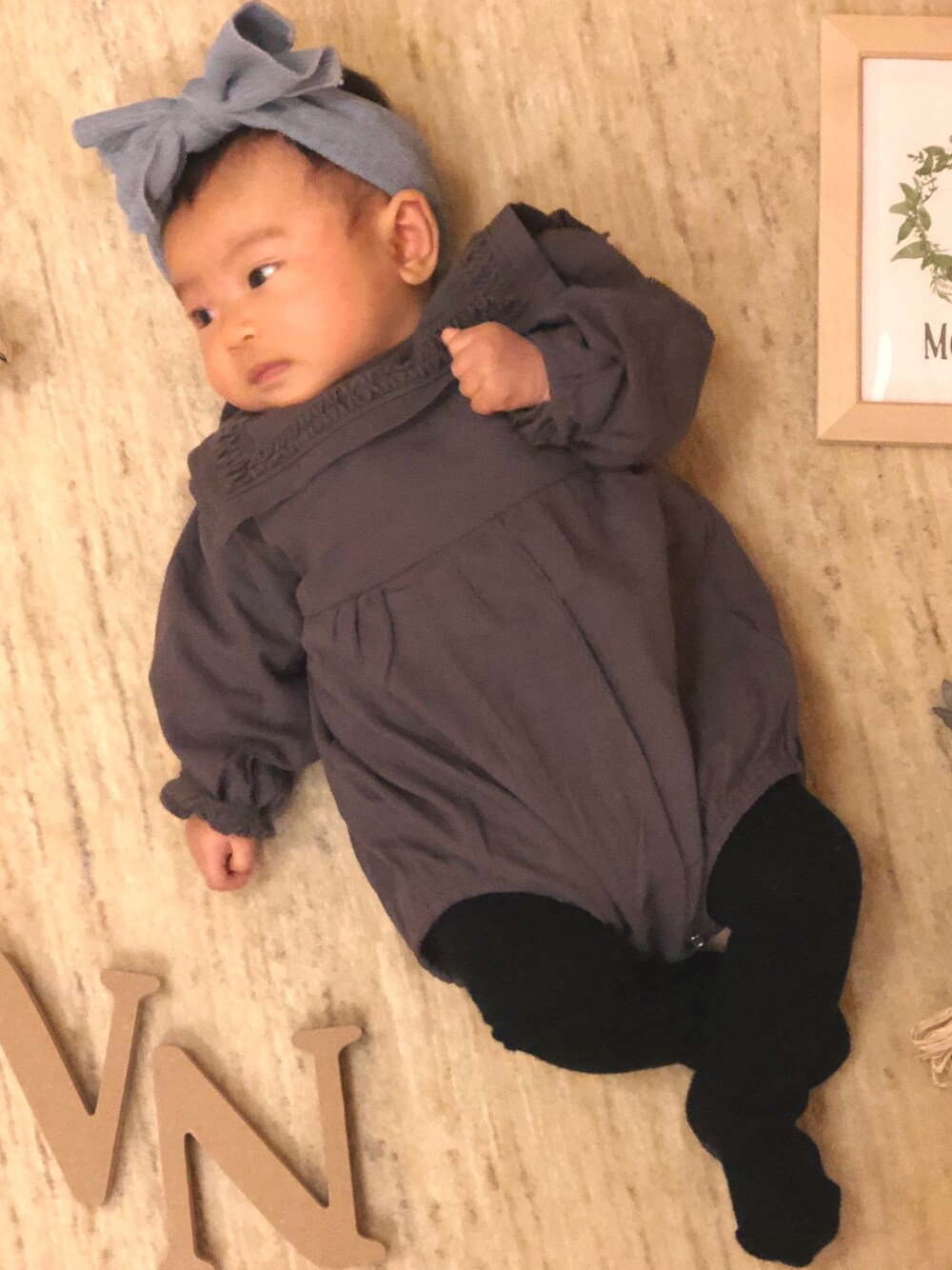 「韓国子供服、3ヶ月、女の子、西松屋、プチプラ、グレー、ベビーコーデ、ヘアバンド」｜「韓国子ども服のアイテム（つなぎ/オールインワン、グレー系）」を使った、em*さん（キッズ・60cm）の春コーディネートの1枚目の写真