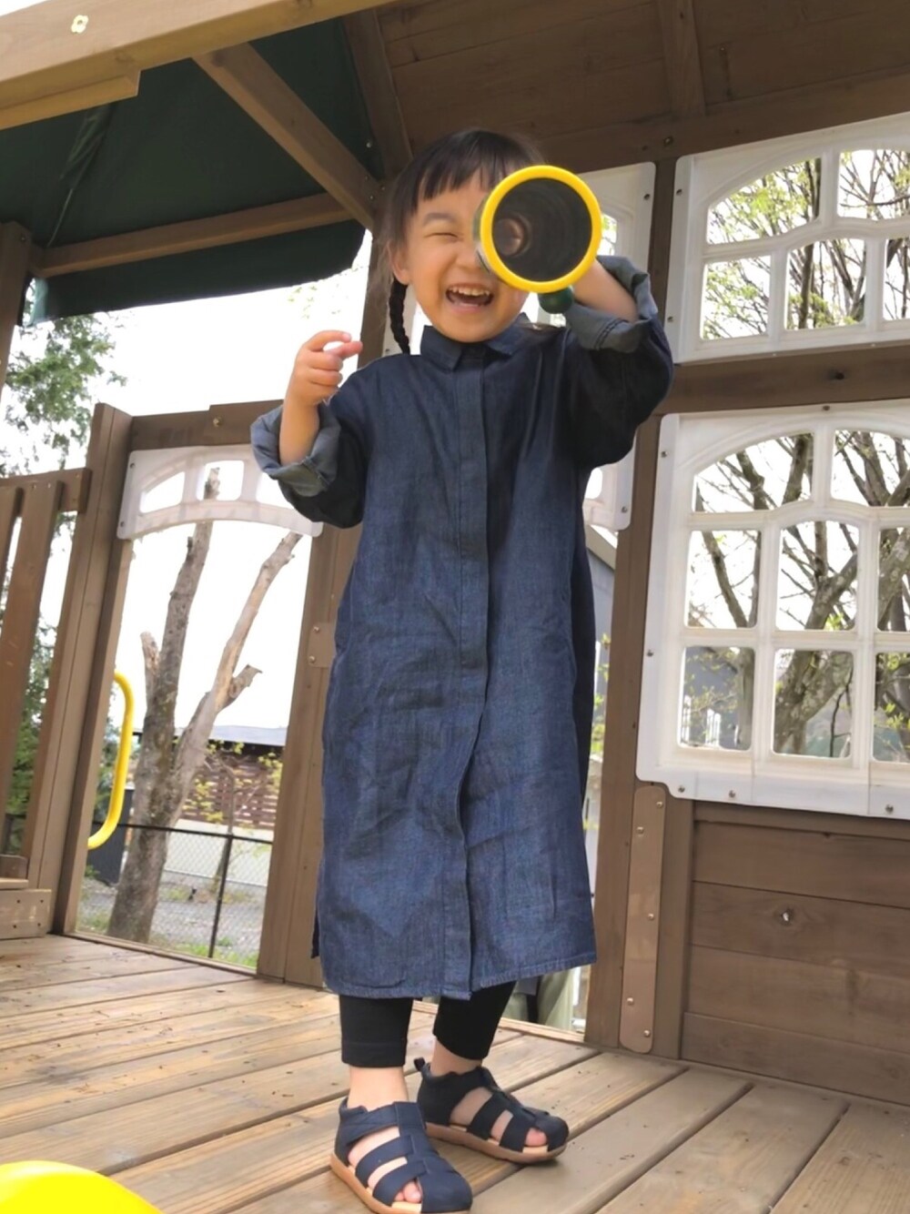 「キッズファッション、シンプルコーデ、プチプラ、シャツワンピ、デニム、デニムワンピース、女の子、kids、春夏コーデ、3歳」｜「H&Mのアイテム（サンダル、ブルー系）」を使った、em*さん（キッズ・100cm）の春コーディネートの1枚目の写真