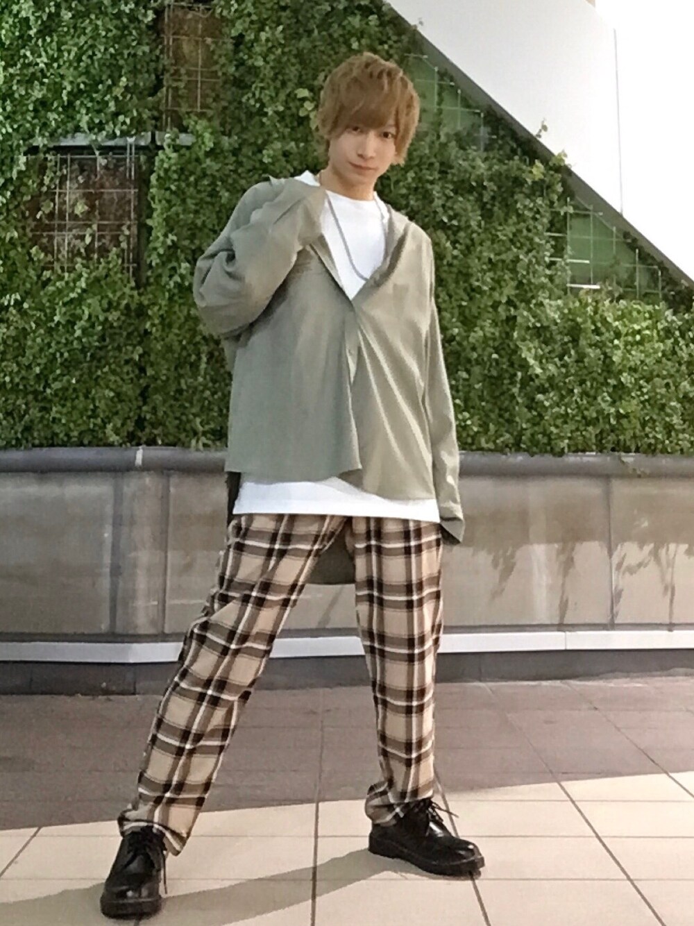 「春コーデ、シャツ、グリーン、トレンド、チェック、チェックパンツ、襟抜きシャツ、シェフパンツ、キレイめ、WEGO」｜「WEGOのWEGO/ロゴプリントビッグシルエットシャツ（シャツ/ブラウス、グリーン系）」を使った、伊藤慎之介さん（メンズ・163cm）の春コーディネートの1枚目の写真
