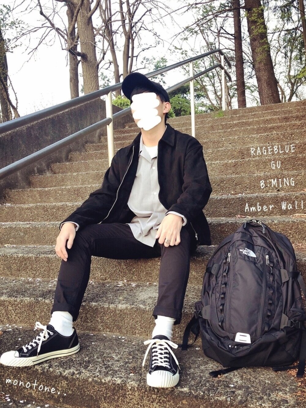 ブラック系のブルゾン、グレー系のシャツ/ブラウス、ホワイト系のTシャツ/カットソーを着用したメンズの春コーディネートの1枚目の写真