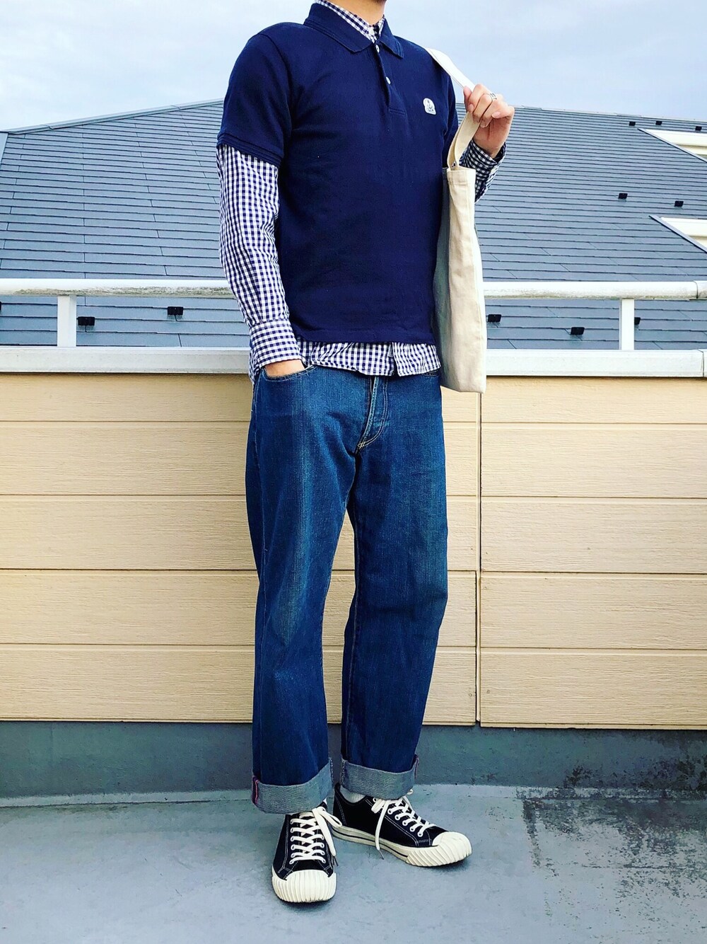 ブルー系のポロシャツ、ブルー系のシャツ/ブラウス、ブルー系のデニムパンツを着用したメンズの春コーディネートの1枚目の写真