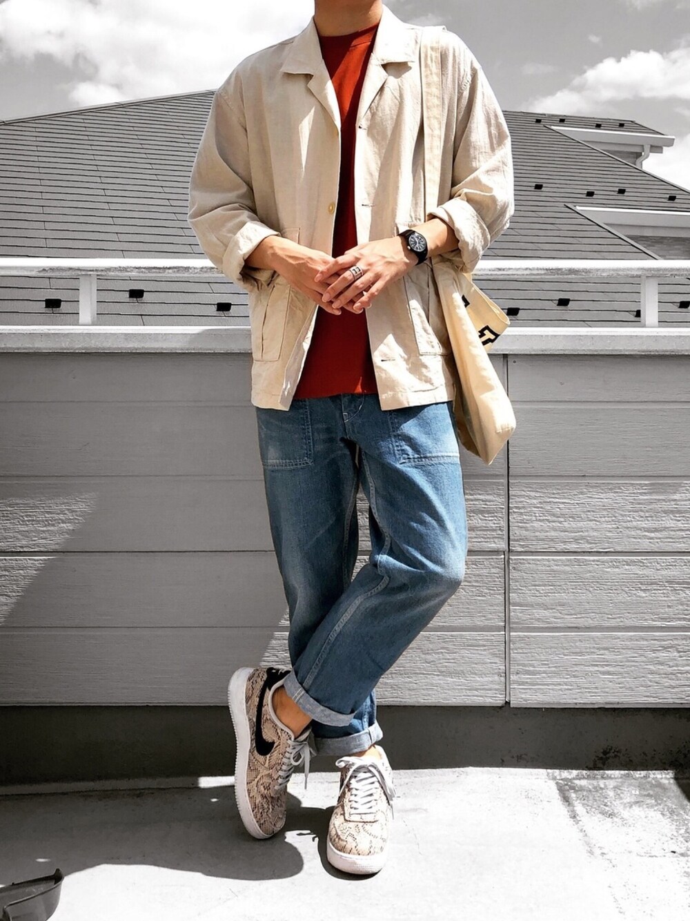 ベージュ系のシャツ/ブラウス、オレンジ系のTシャツ/カットソー、ベージュ系のトートバッグを着用したメンズの春コーディネートの1枚目の写真