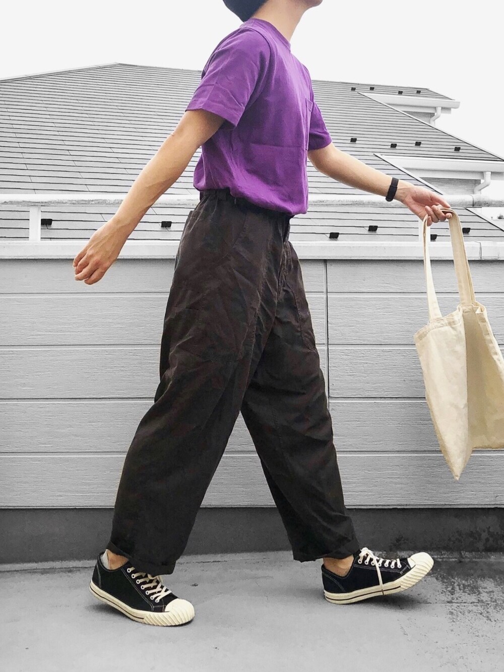 パープル系のTシャツ/カットソー、グレー系のその他パンツ、グリーン系のトートバッグを着用したメンズの夏コーディネートの1枚目の写真