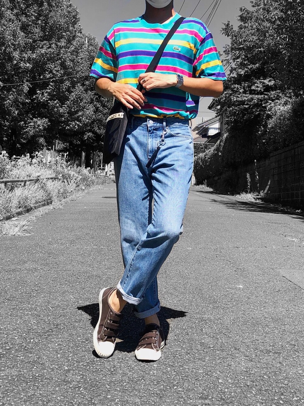 その他のTシャツ/カットソー、ブラック系のショルダーバッグ、ブルー系のデニムパンツを着用したメンズの夏コーディネートの1枚目の写真