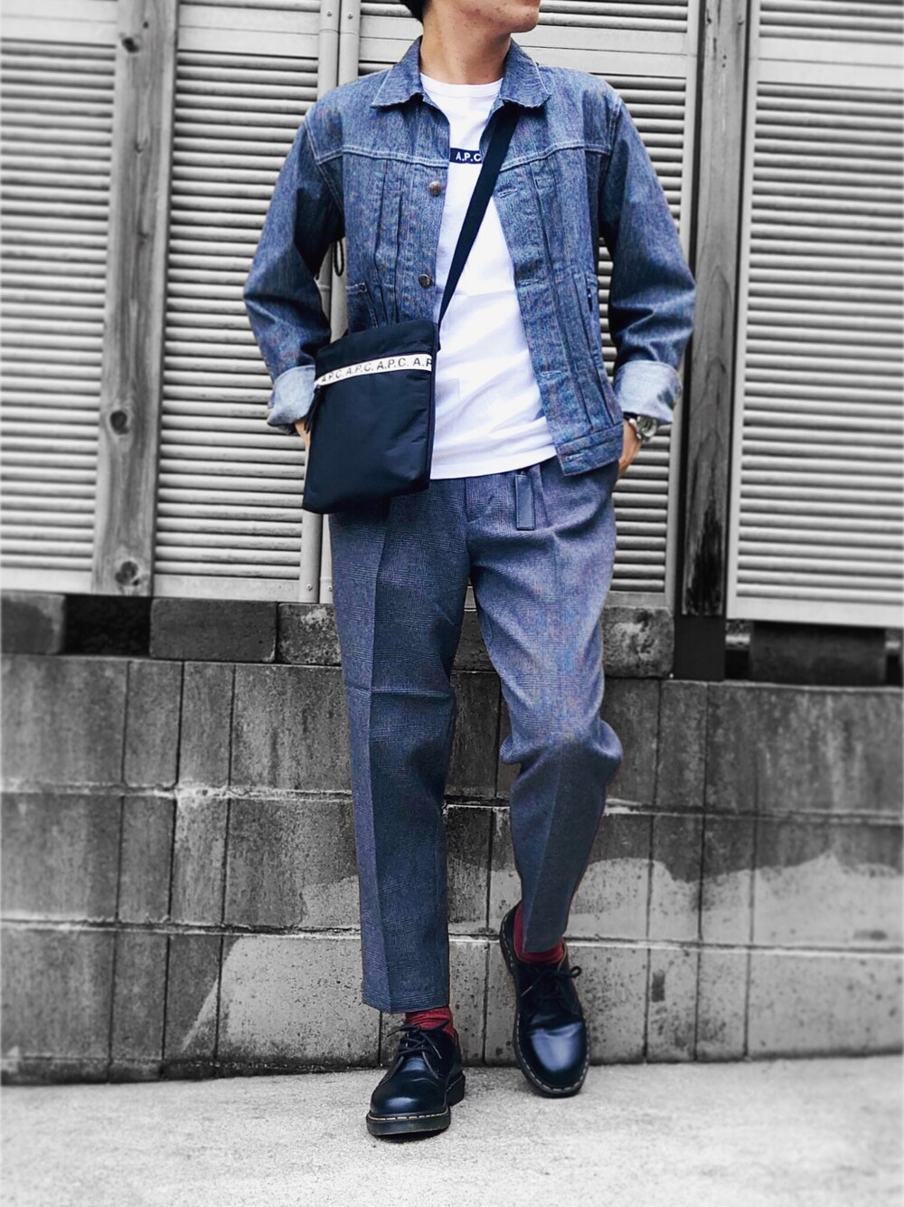 ブルー系のデニムジャケット、ホワイト系のTシャツ/カットソー、ブラック系のボディバッグ/ウエストポーチを着用したメンズの秋コーディネートの1枚目の写真