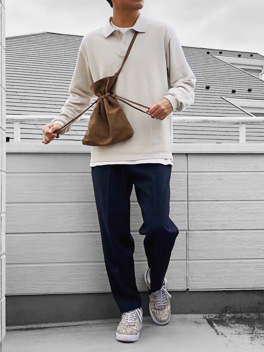 ホワイト系のポロシャツ、ホワイト系のTシャツ/カットソー、ブルー系のその他パンツを着用したメンズの秋コーディネートの1枚目の写真
