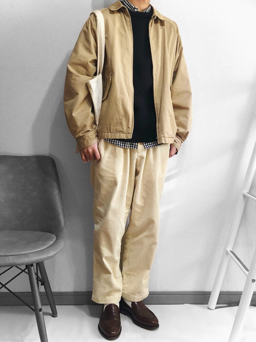 ホワイト系のシャツ/ブラウス、ベージュ系のブルゾン、ブラック系のニット/セーターを着用したメンズの冬コーディネートの1枚目の写真