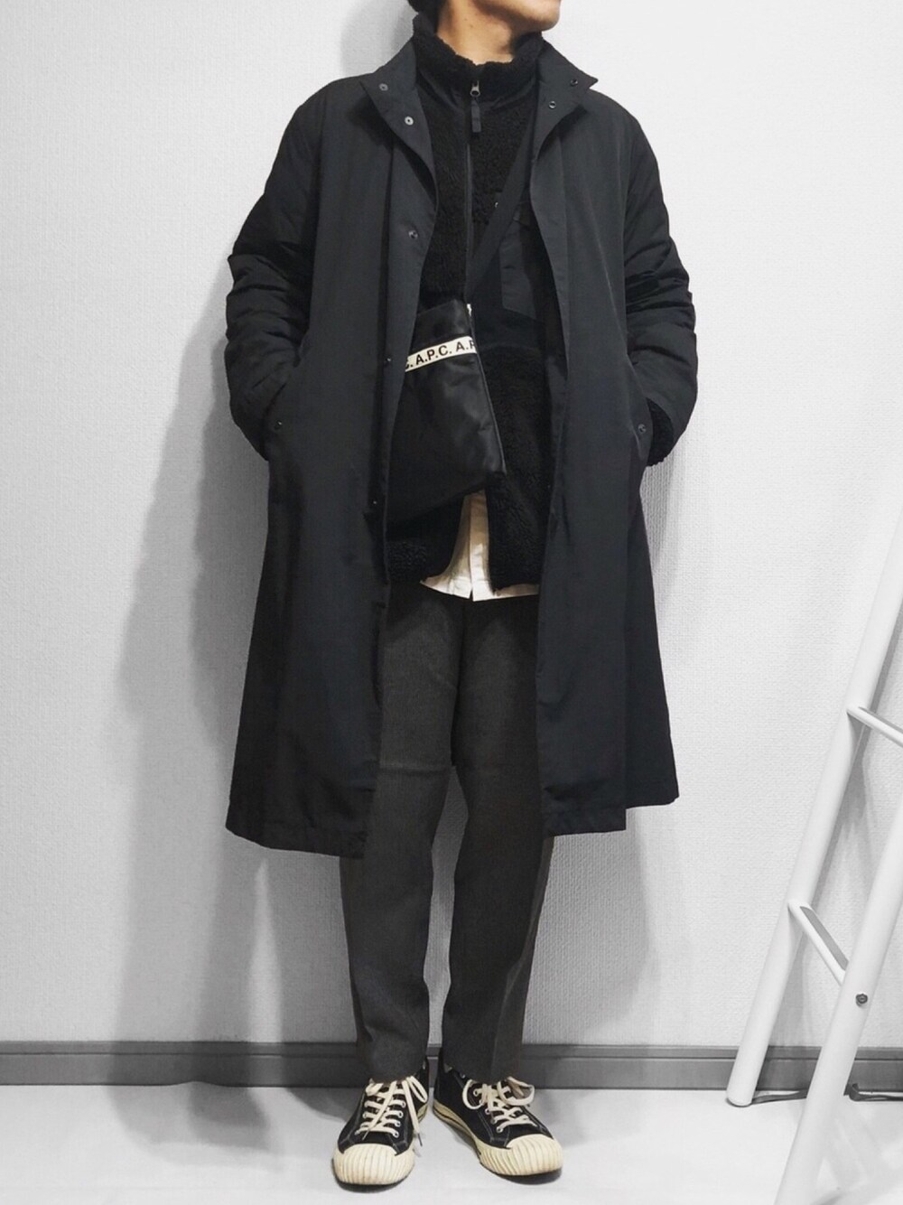 ブラック系のその他アウター、ブラック系のその他アウター、ホワイト系のシャツ/ブラウスを着用したメンズの冬コーディネートの1枚目の写真