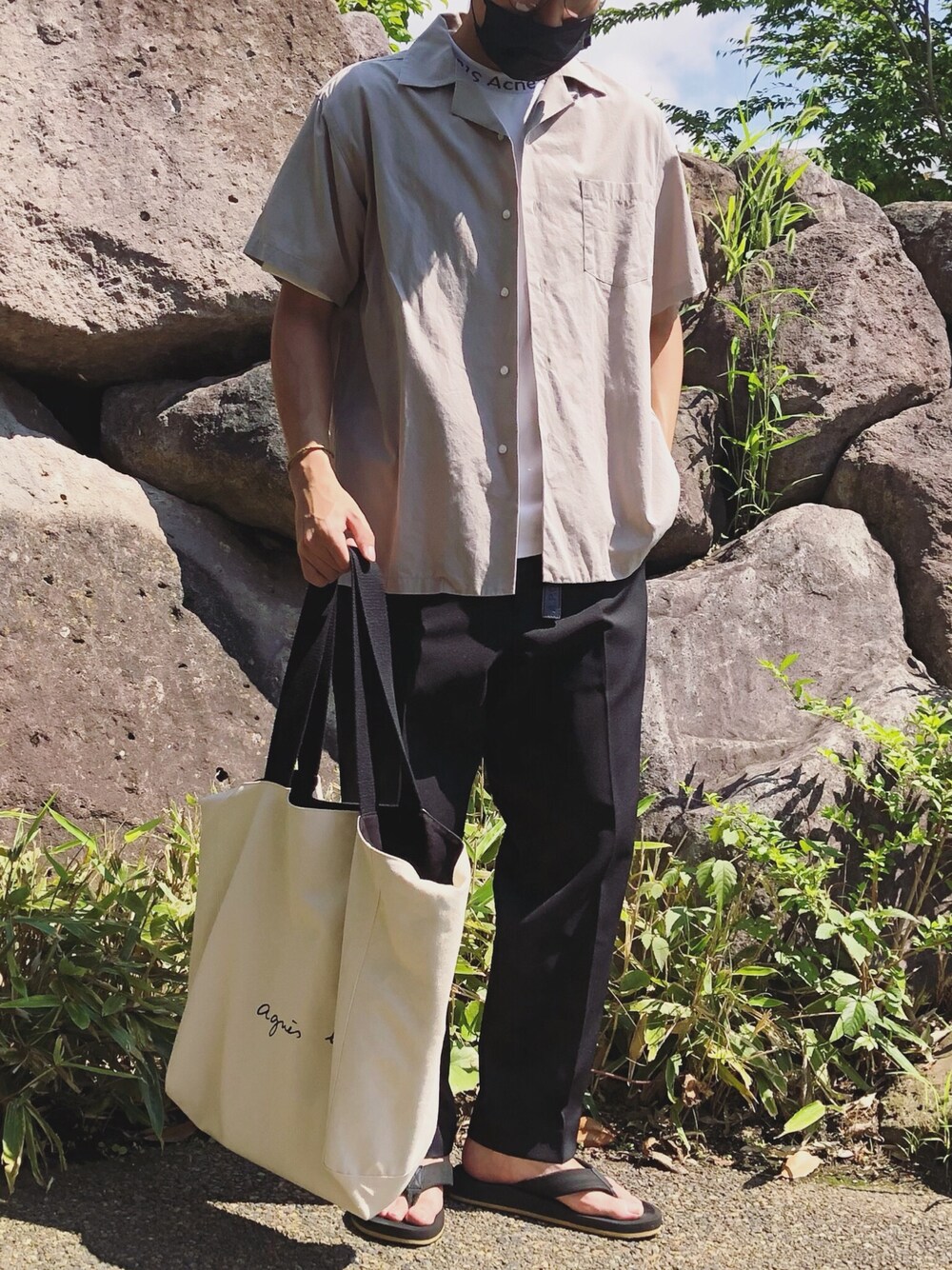 ベージュ系のシャツ/ブラウス、ホワイト系のTシャツ/カットソー、ブラック系のその他パンツを着用したメンズの夏コーディネートの1枚目の写真