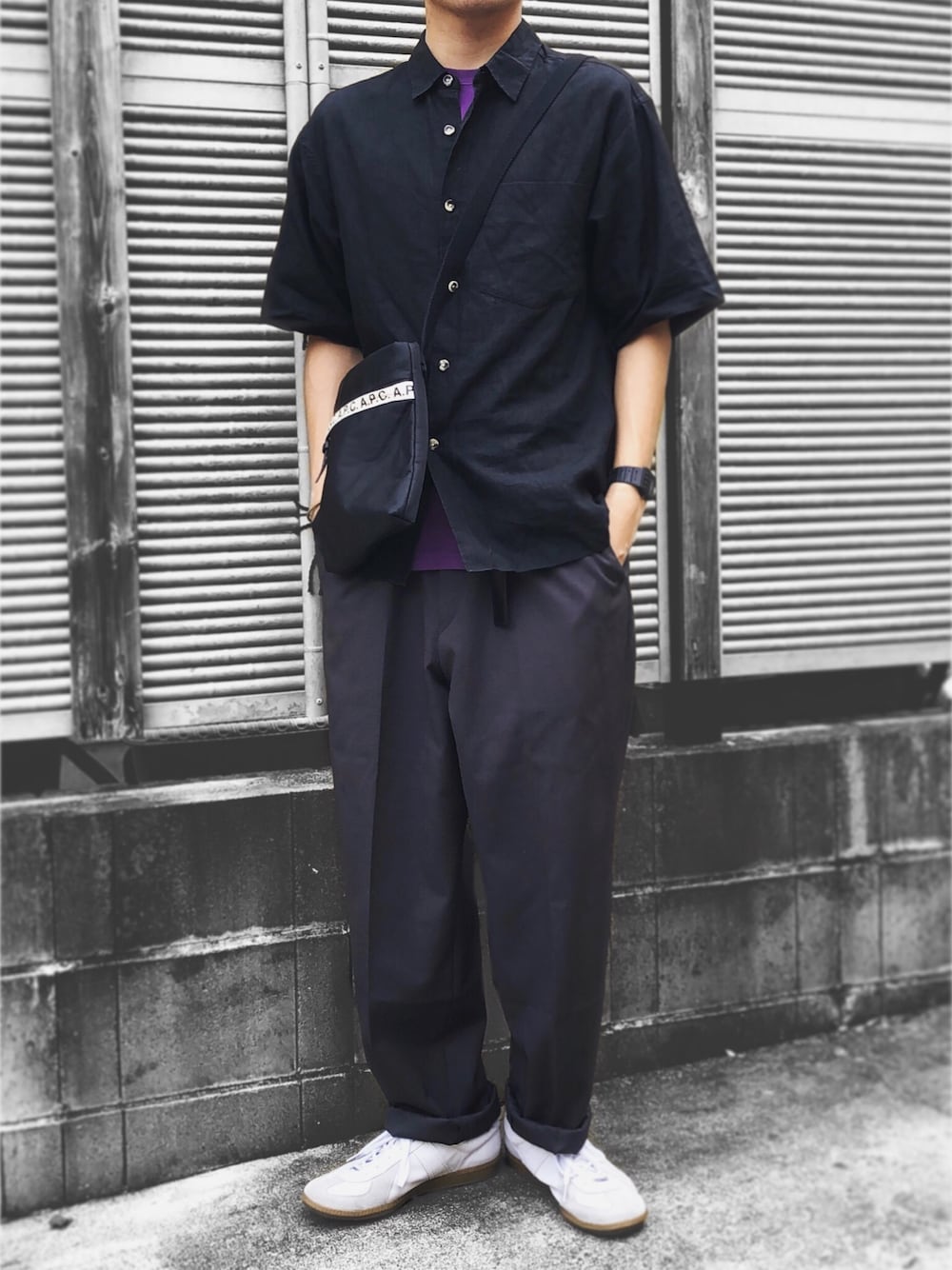 ブラック系のシャツ/ブラウス、パープル系のTシャツ/カットソー、ブラック系のボディバッグ/ウエストポーチを着用したメンズの夏コーディネートの1枚目の写真