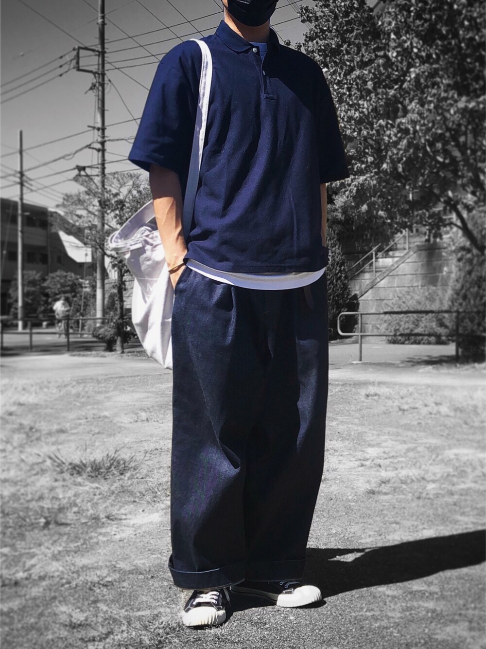 ブルー系のポロシャツ、ホワイト系のTシャツ/カットソー、グレー系のトートバッグを着用したメンズの秋コーディネートの1枚目の写真