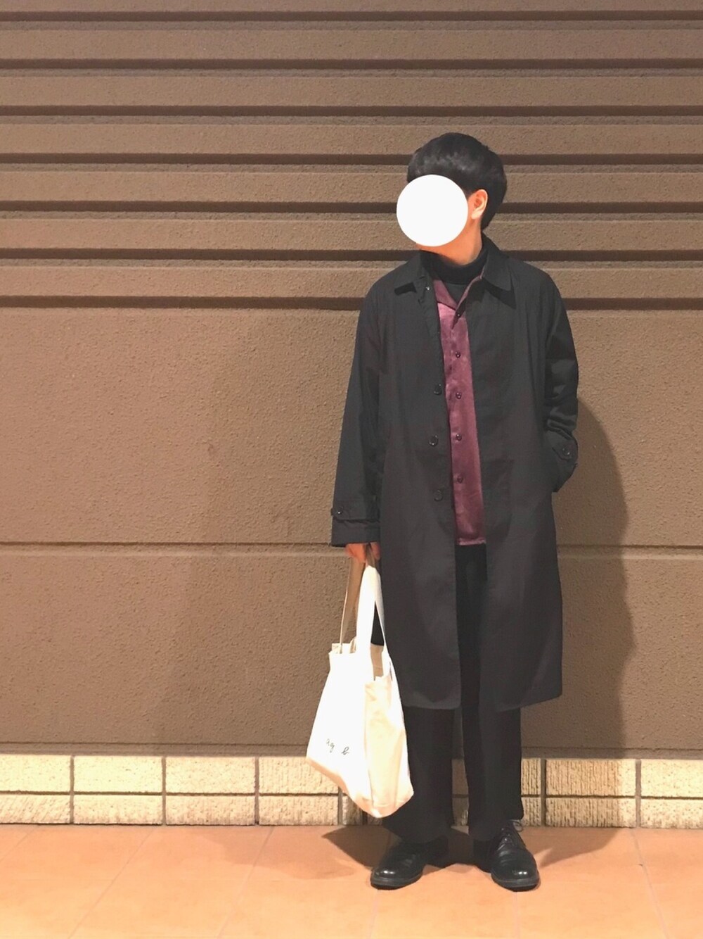 ブラック系のその他パンツ、ホワイト系のトートバッグ、ブラック系のドレスシューズを着用したメンズの秋コーディネートの1枚目の写真