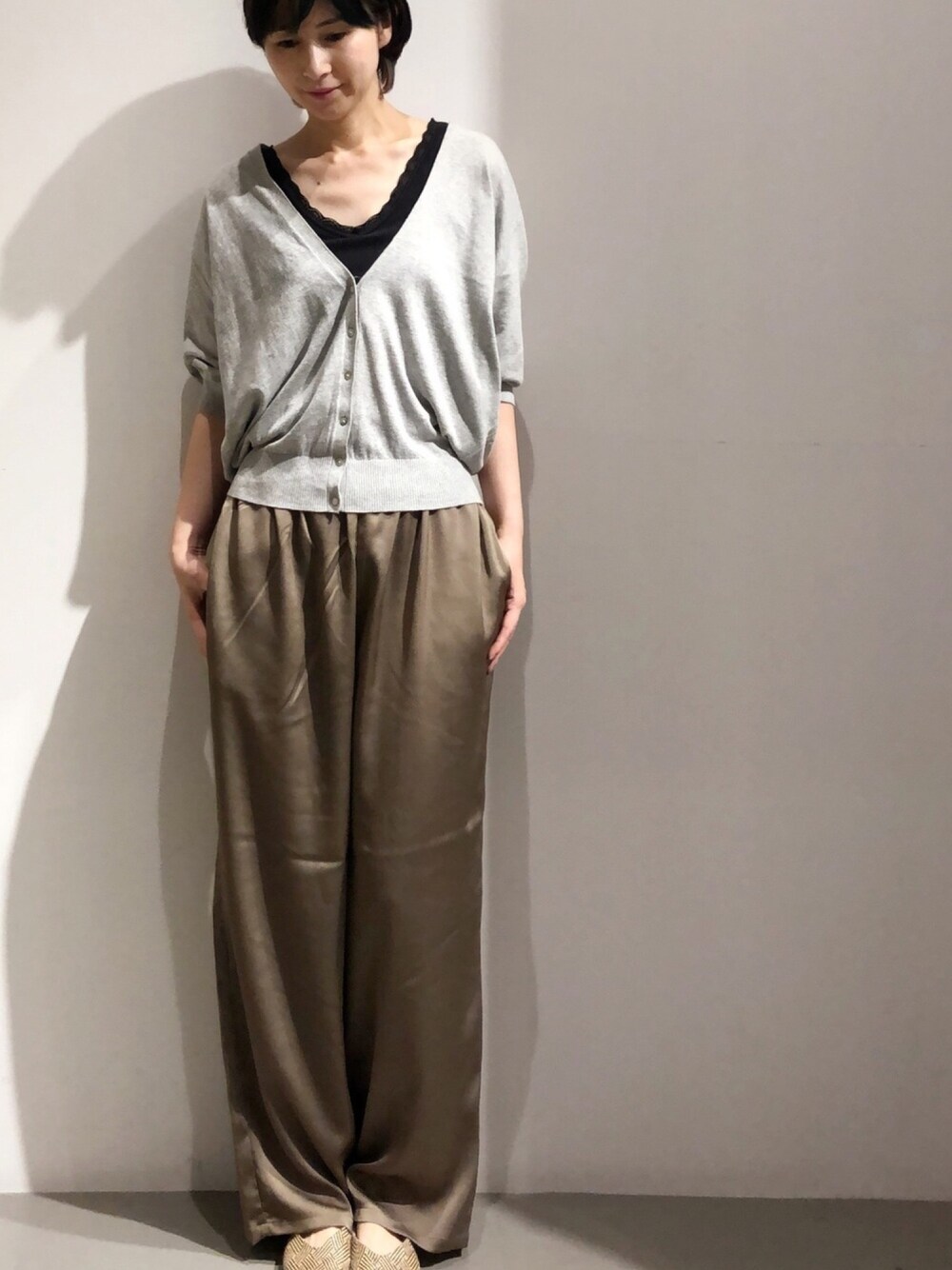 「カーディガン、モカ、ワイドパンツ、休日スタイル、大人カジュアル、プチプラ、ゆるコーデ、サテンパンツ、グレー、アメリカンホリック」｜「AMERICAN HOLICの細レースカップ付RIBタンクトップ＊（その他アンダーウェア/インナー、ブラック系）」を使った、Fukusunさん（レディース・165cm）の夏コーディネートの1枚目の写真