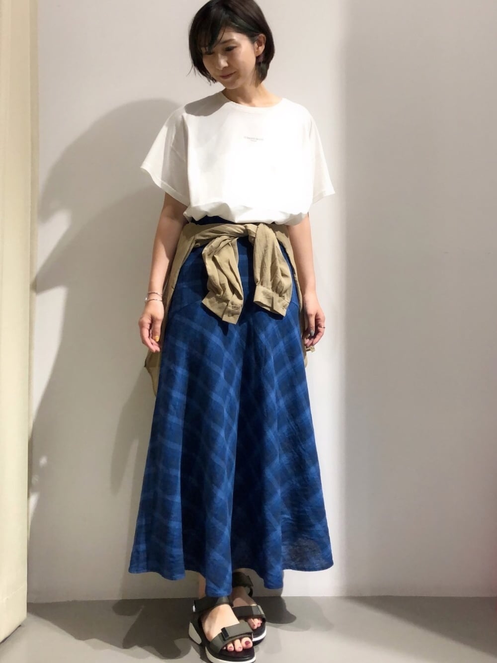 ホワイト系のTシャツ/カットソー、ベージュ系のシャツ/ブラウス、ブルー系のスカートを着用したレディースの夏コーディネートの1枚目の写真