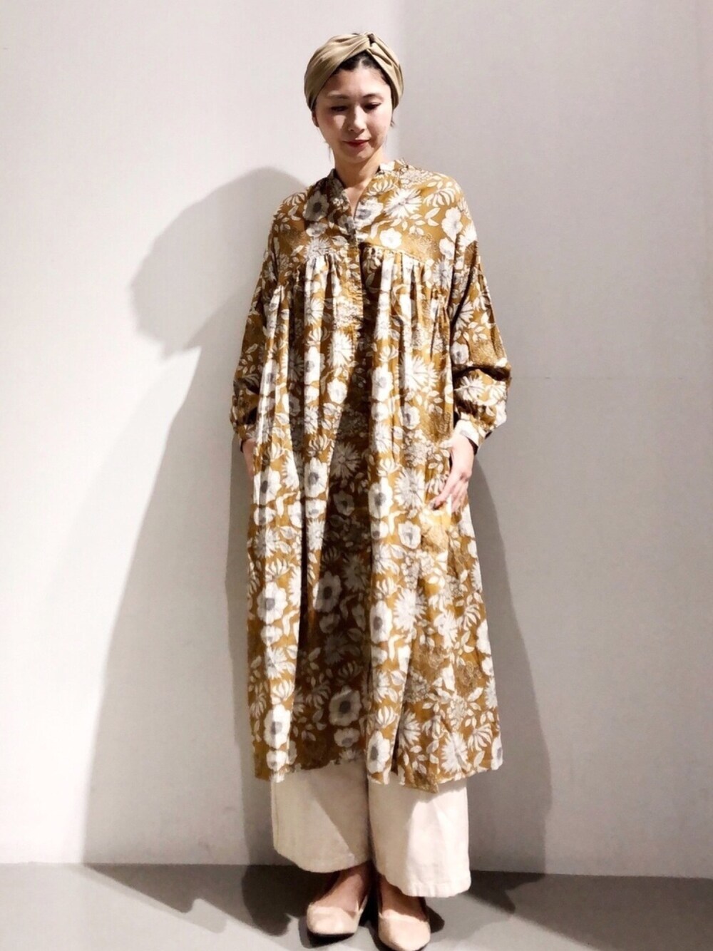 その他のワンピース、ホワイト系のその他パンツ、ベージュ系のその他ヘアアクセサリーを着用したレディースの秋コーディネートの1枚目の写真