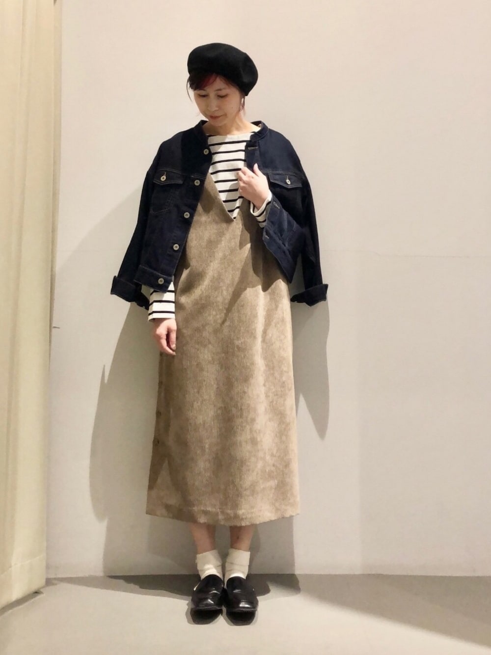 ブラック系のローファー、ブラウン系のワンピース、ホワイト系のTシャツ/カットソーを着用したレディースの冬コーディネートの1枚目の写真