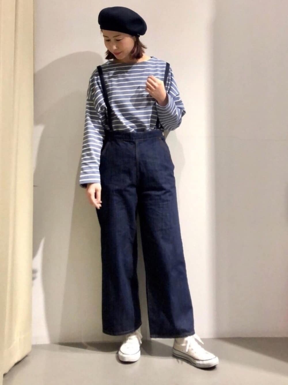 ブルー系のTシャツ/カットソー、ブルー系のその他パンツ、ブルー系のハンチング/ベレー帽を着用したレディースの冬コーディネートの1枚目の写真