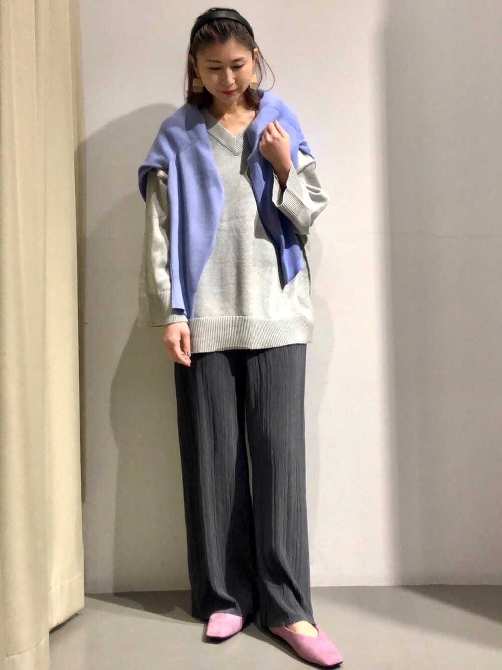 グレー系のその他パンツ、その他のニット/セーター、ブルー系のカーディガン/ボレロを着用したレディースの春コーディネートの1枚目の写真