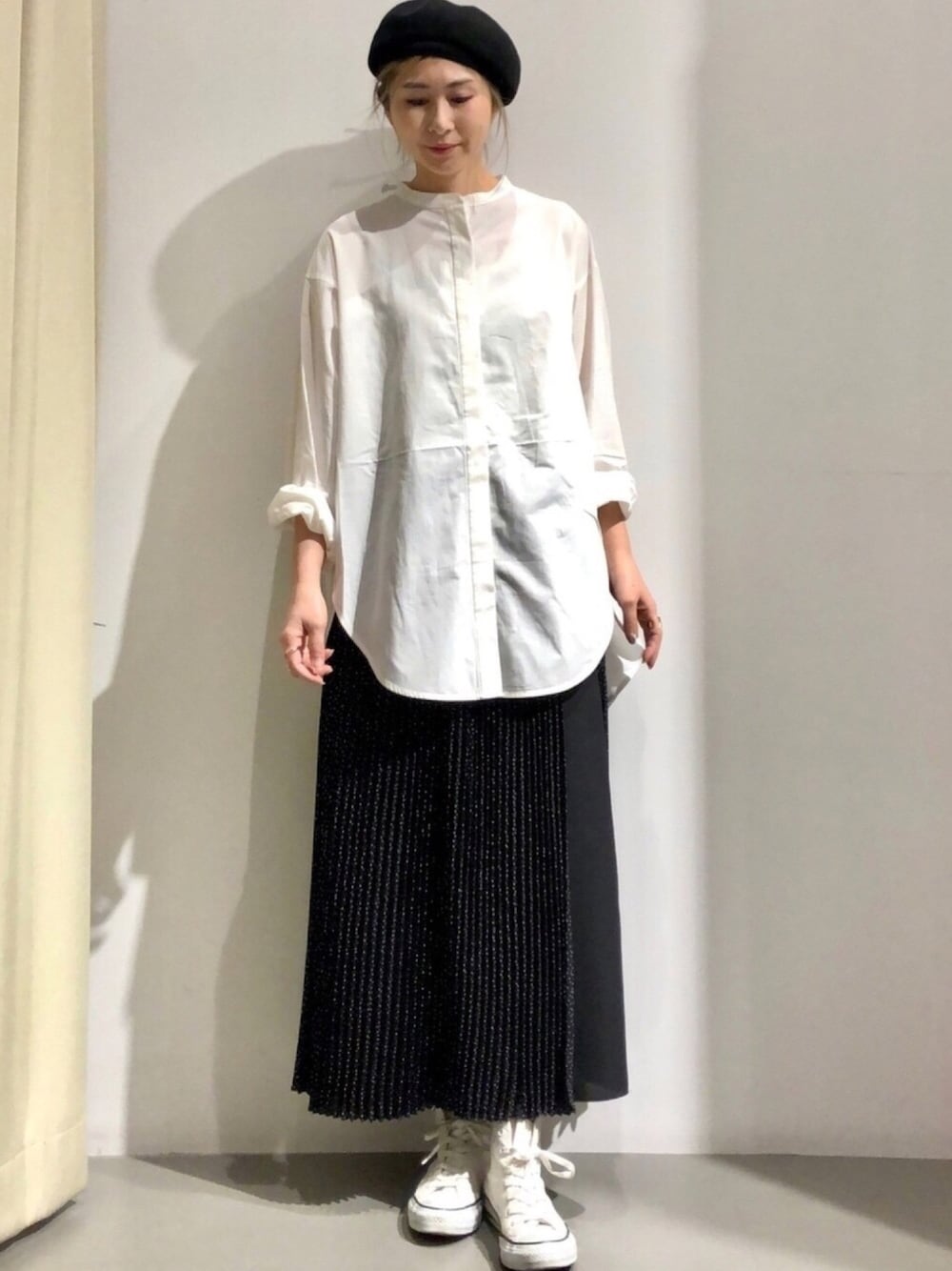 ホワイト系のシャツ/ブラウス、シルバー系のスカート、ホワイト系のシャツ/ブラウスを着用したレディースの春コーディネートの1枚目の写真