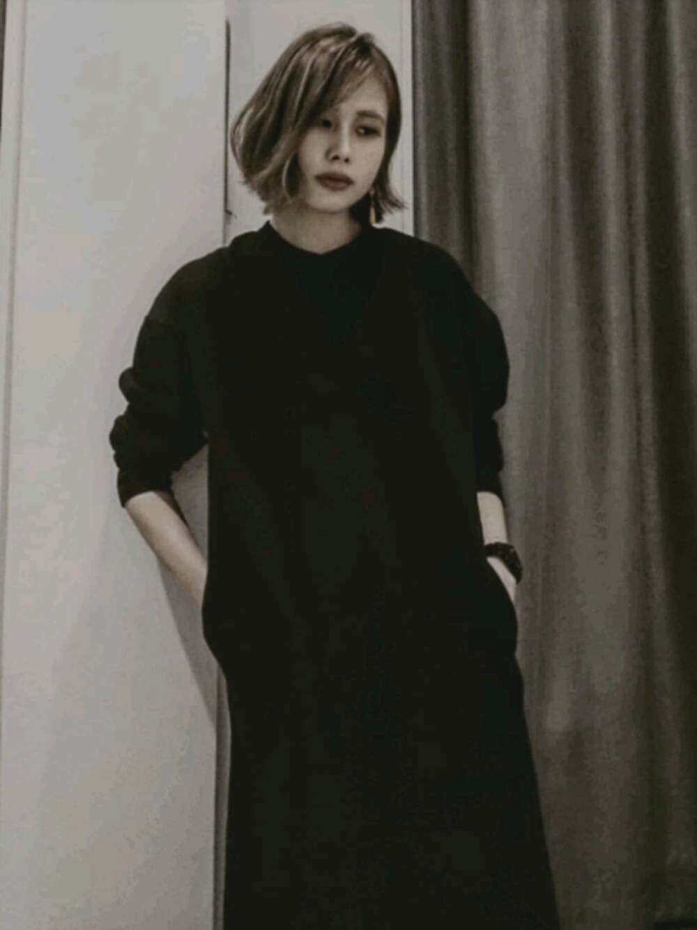 ブラック系のワンピースを着用したレディースの秋コーディネートの1枚目の写真