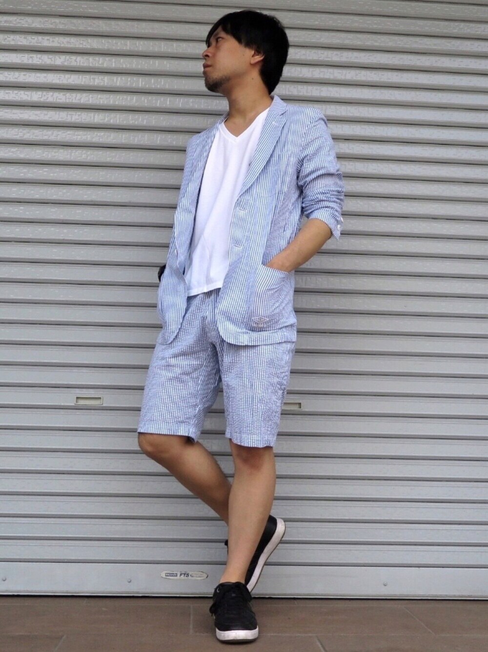 ホワイト系のTシャツ/カットソー、ブラック系のスニーカー、ブラック系のテーラードジャケットを着用したメンズの春コーディネートの1枚目の写真