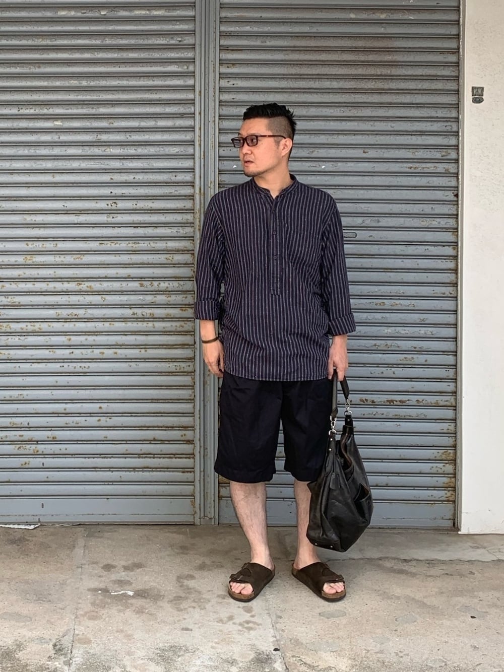 ブルー系のシャツ/ブラウス、ブルー系のその他パンツ、ブラウン系のサンダルを着用したメンズの夏コーディネートの1枚目の写真