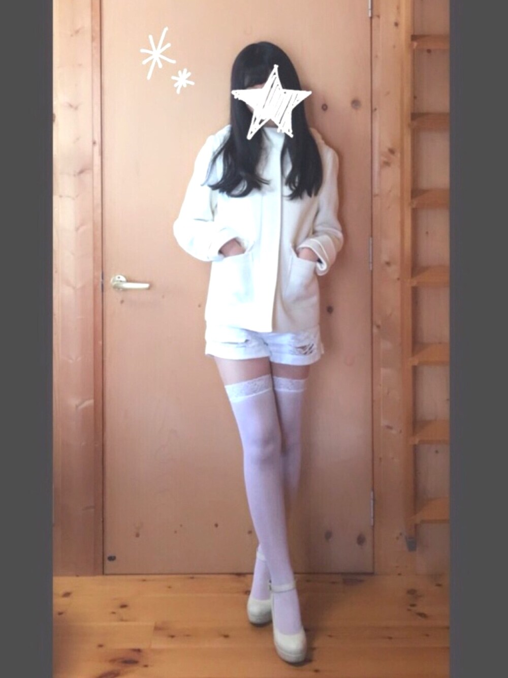 ホワイト系のその他アウター、ホワイト系のデニムパンツ、ホワイト系のパンプスを着用したレディースの冬コーディネートの1枚目の写真