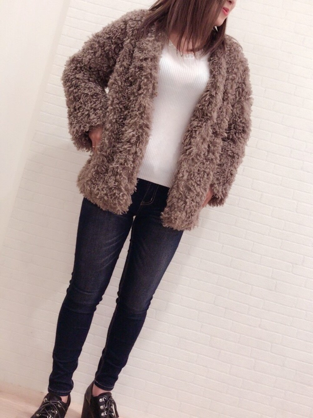 グレー系のノーカラージャケットを着用したレディースの秋コーディネートの1枚目の写真