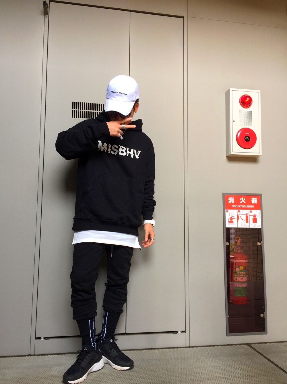 「ストリート、モノトーン、パーカー、スウェットパンツ、ソックスイン、ナイキ、misbhv、G-SHOCK、キャップ、クロムハーツ」｜「WHITELANDのDANKAHEAD×WhiteLandBlackBurn/ダンクアヘッド×ホワイトランドブラックバーン/PoloCap 『WhiteLandBlackBurn』（キャップ、ホワイト系）」を使った、Daisukeさん（メンズ・163cm）の春コーディネートの1枚目の写真
