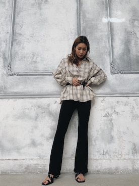 「EVRIS（エヴリス）のチェックBackデザイン BIGシャツ（シャツ/ブラウス、ホワイト系）」を使った、yukino さん（レディース・164cm）の春コーディネート