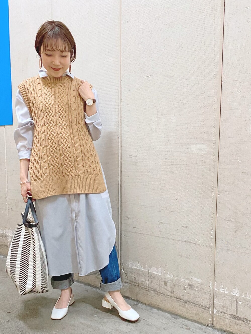 「ベスト、レイヤードスタイル、レイヤード、シャツワンピ、サックスブルー、デニム、シアー、大人カジュアル、シアーシャツ」｜「ROPE' PICNICのキュプラ混ロングシャツワンピース（シャツワンピース、ブルー系）」を使った、mai*さん（レディース・148cm）の春コーディネートの1枚目の写真