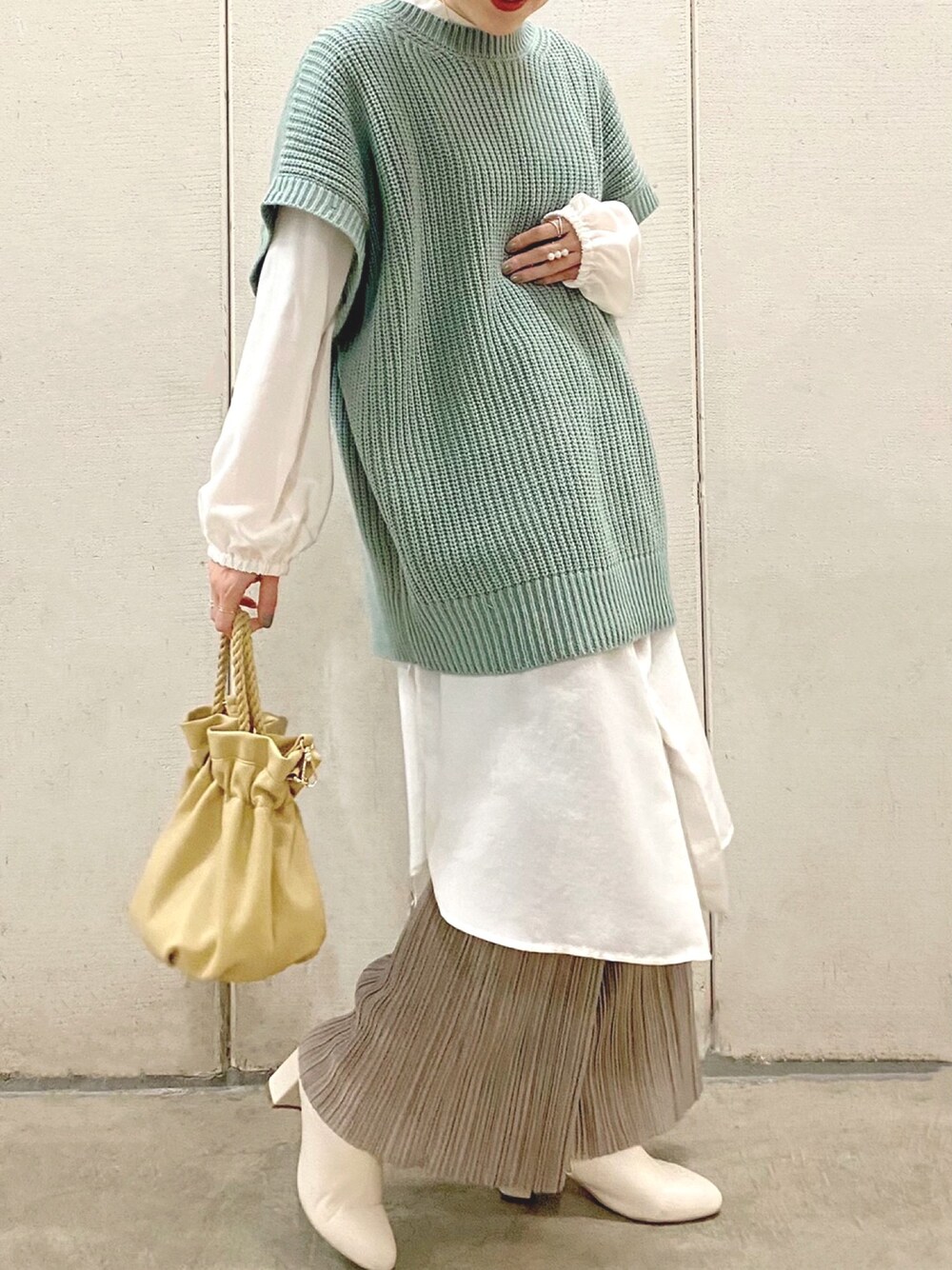 グリーン系のカーディガン/ボレロ、ホワイト系のシャツワンピース、グレー系のその他パンツを着用したレディースの秋コーディネートの1枚目の写真