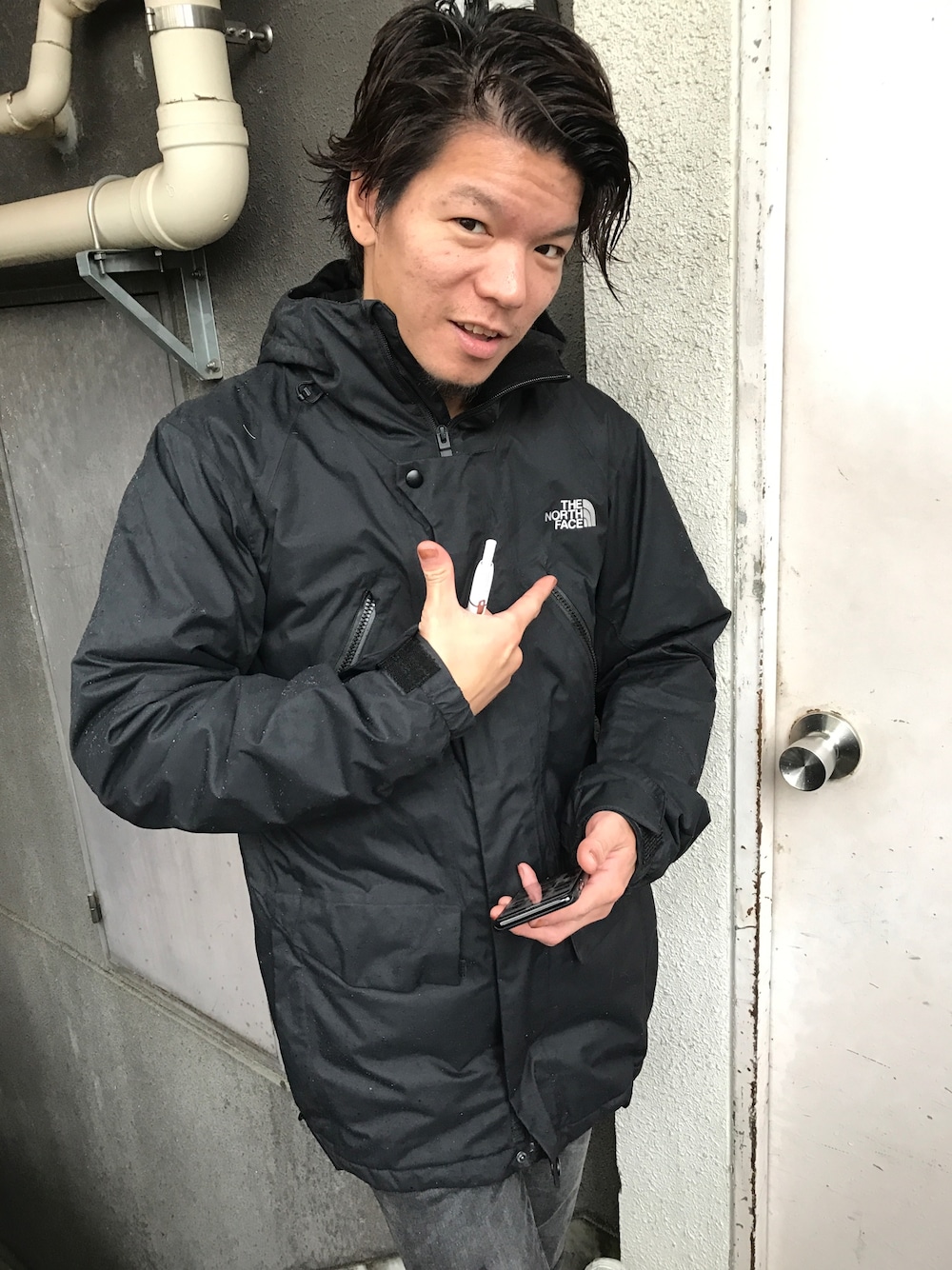 「ノースフェイス、ヤフオク、マッキー、槇原敬之、リメイクの達人、美容師、立川、ハイトーンカラー、おしゃれさんと繋がりたい、wearhalloween2017」｜「黒のロゴをシルバーのペンで塗ったのアイテム（マウンテンパーカー、シルバー系）」を使った、筋巻き筋男さん（メンズ・178cm）の秋コーディネートの1枚目の写真