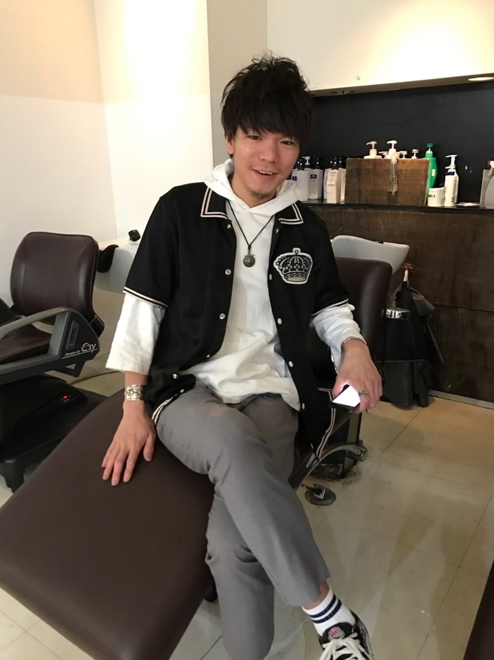 「シュプリーム、supreme、肌ウーノ、夏コーデ、BTS、菅田将暉、立川美容師、ドヤ美容師、会話は食い気味、ブリーチゴッド」｜「Supreme のアイテム（シャツ/ブラウス、ブラック系）」を使った、筋巻き筋男さん（メンズ・178cm）の春コーディネートの1枚目の写真