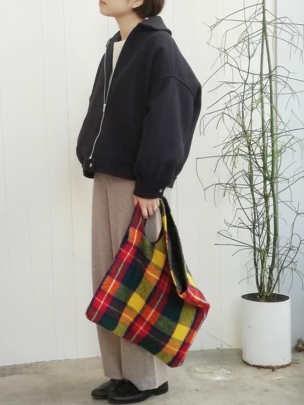 「カジュアル、大人カジュアル、メンズライク、ブルゾン、パンツスタイル、オーバーサイズ、冬コーデ、冬、チェック、IamI」｜「I am I in fact...のW/NダブルビーバーBIGブルゾン（ブルゾン、ブルー系）」を使った、I am I ONEROOMさん（レディース・164cm）の冬コーディネートの1枚目の写真