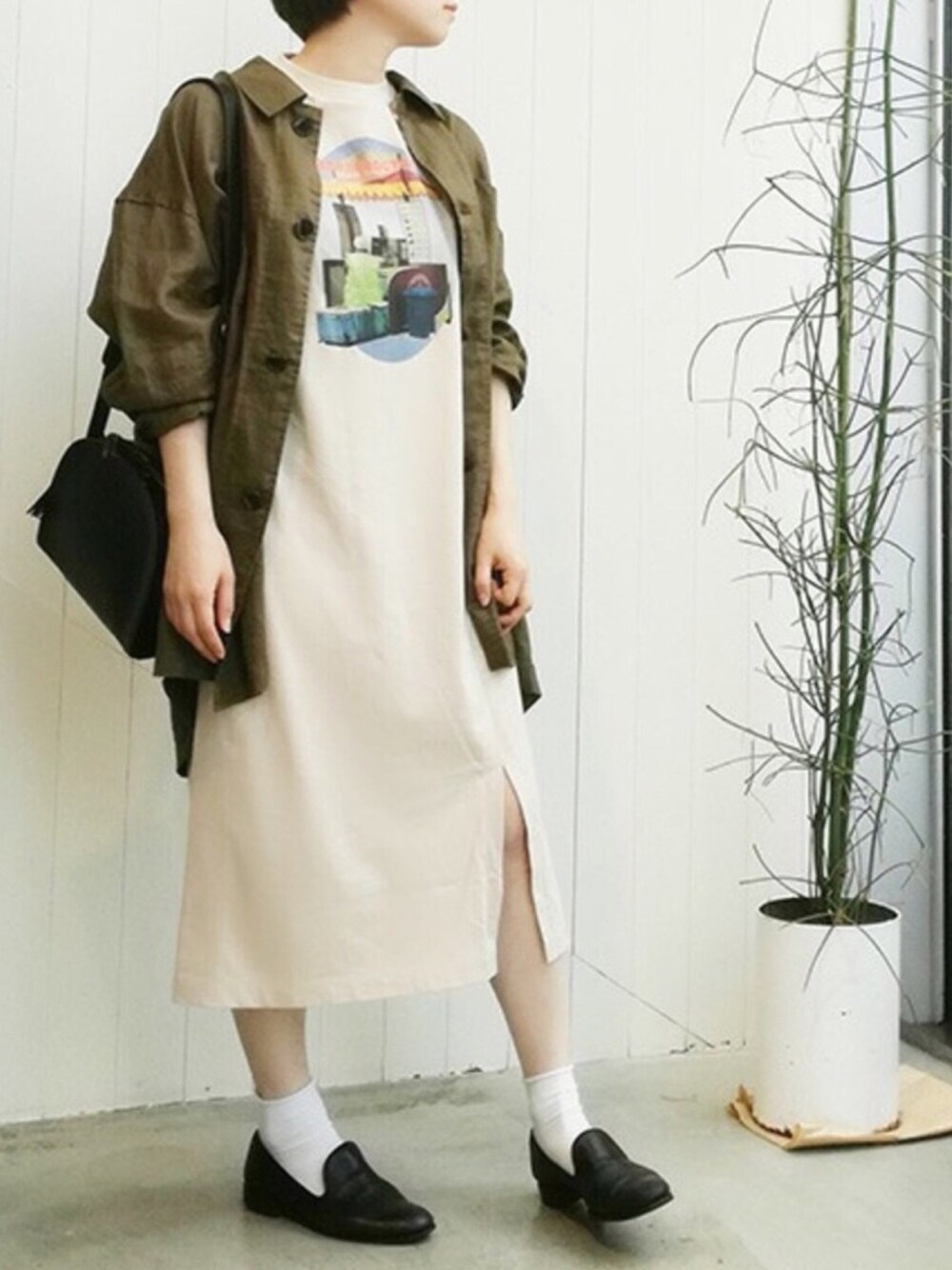 「大人カジュアル、カジュアル、夏コーデ、夏、シンプル、ワンピース、Tシャツワンピ、リネンシャツ、YEAR FEW OF MY FAVORITE THINGS、fig London」｜「YEAR FEW OF MY FAVORITE THINGSのスワイスワイ天竺　バーブゥシカＴワンピース（ワンピース、ベージュ系）」を使った、I am I ONEROOMさん（レディース・164cm）の春コーディネートの1枚目の写真
