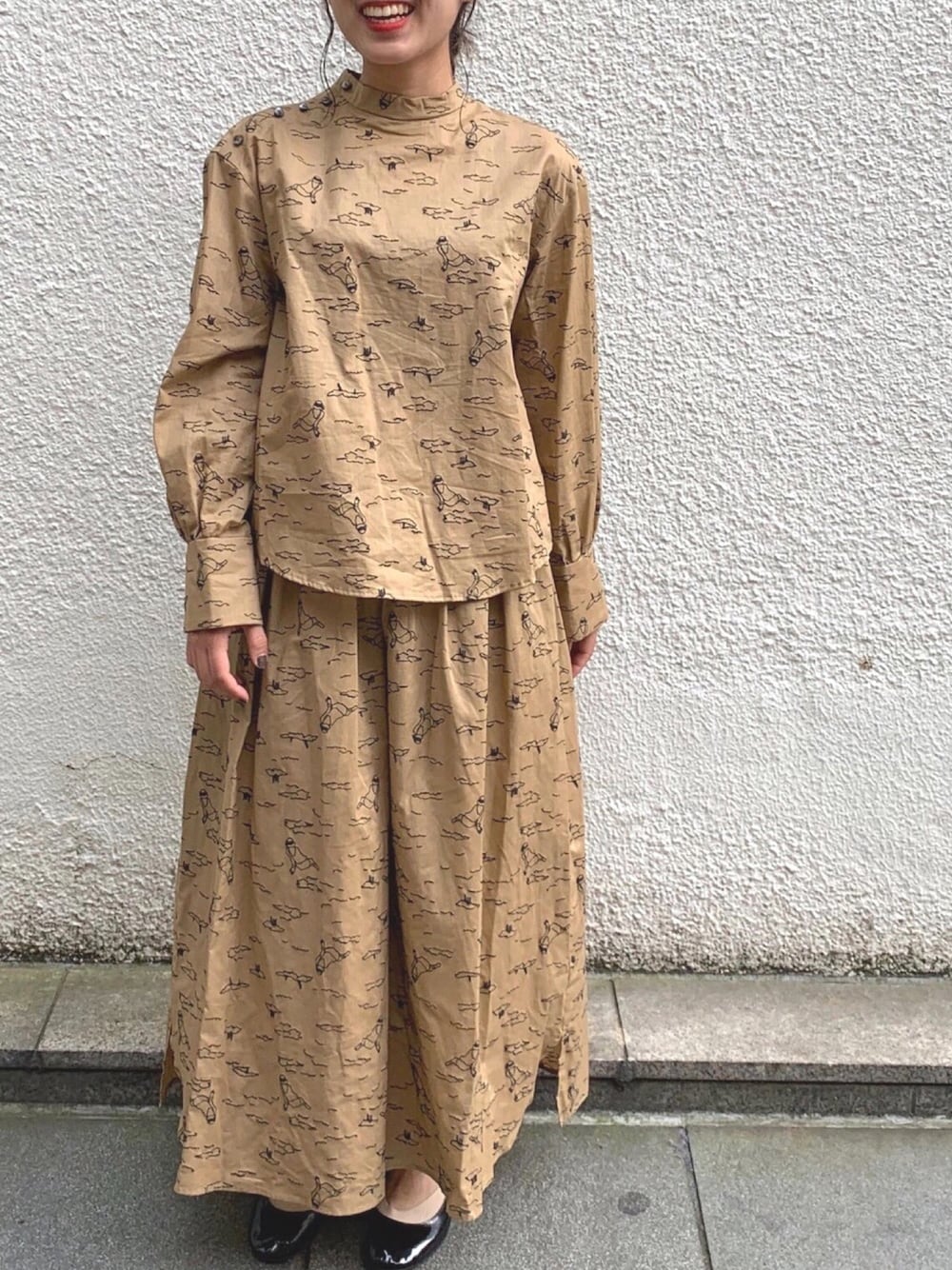 「セットアップ、オトナカジュアル、柄、ブラウス、スカート、ベージュ、ブラック、IamI in fact…、IamI、秋のカフェオレコーデ」｜「I am I in fact...のheaven's picnic ブラウス（シャツ/ブラウス、ベージュ系）」を使った、I am I ONEROOMさん（レディース・157cm）の夏コーディネートの1枚目の写真