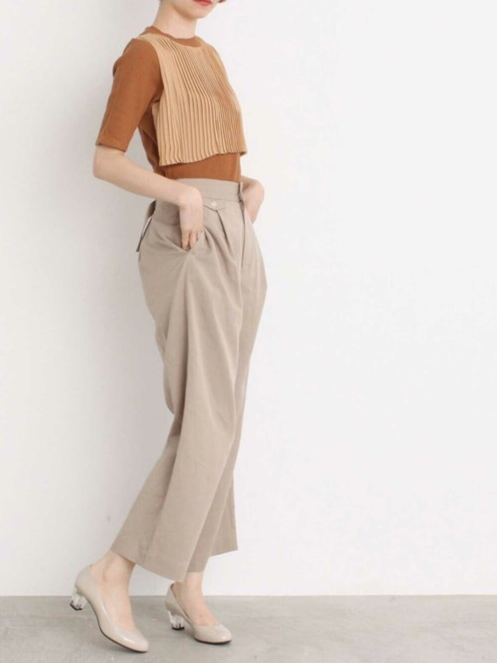 ベージュ系のその他パンツ、ブラウン系のTシャツ/カットソーを着用したレディースの夏コーディネートの1枚目の写真