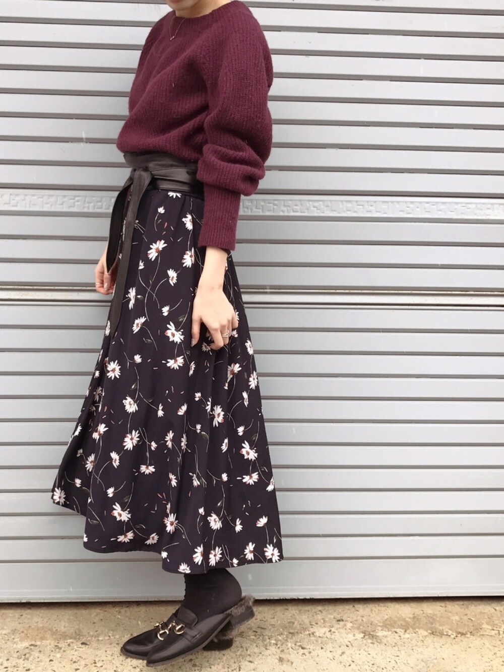 「ラフ、花柄、花柄スカート、サッシュベルト、赤ニット、カジュアル、ootd」｜「archivesの花柄フィッシュテールスカート（スカート、ブルー系）」を使った、ukapiさん（レディース・158cm）の冬コーディネートの1枚目の写真