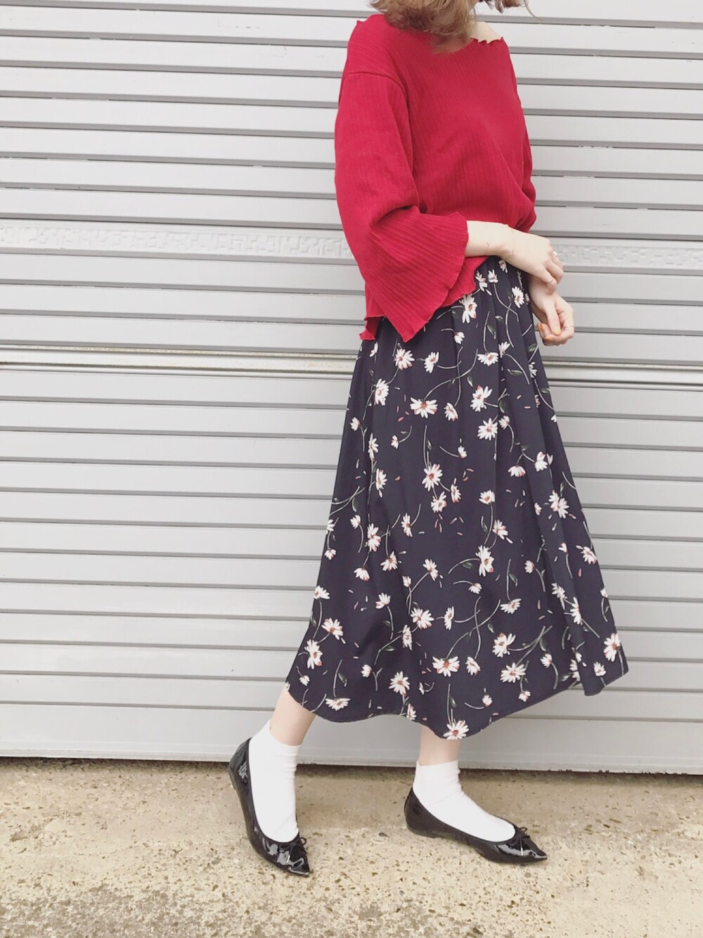 「赤、オトナ女子、シンプル、花柄、花柄スカート、ootd、春、オトナカジュアル、赤ニット、春コーデ」｜「Kastaneの7分袖フレアリブ ロンＴｅｅ（Tシャツ/カットソー、レッド系）」を使った、ukapiさん（レディース・158cm）の春コーディネートの1枚目の写真