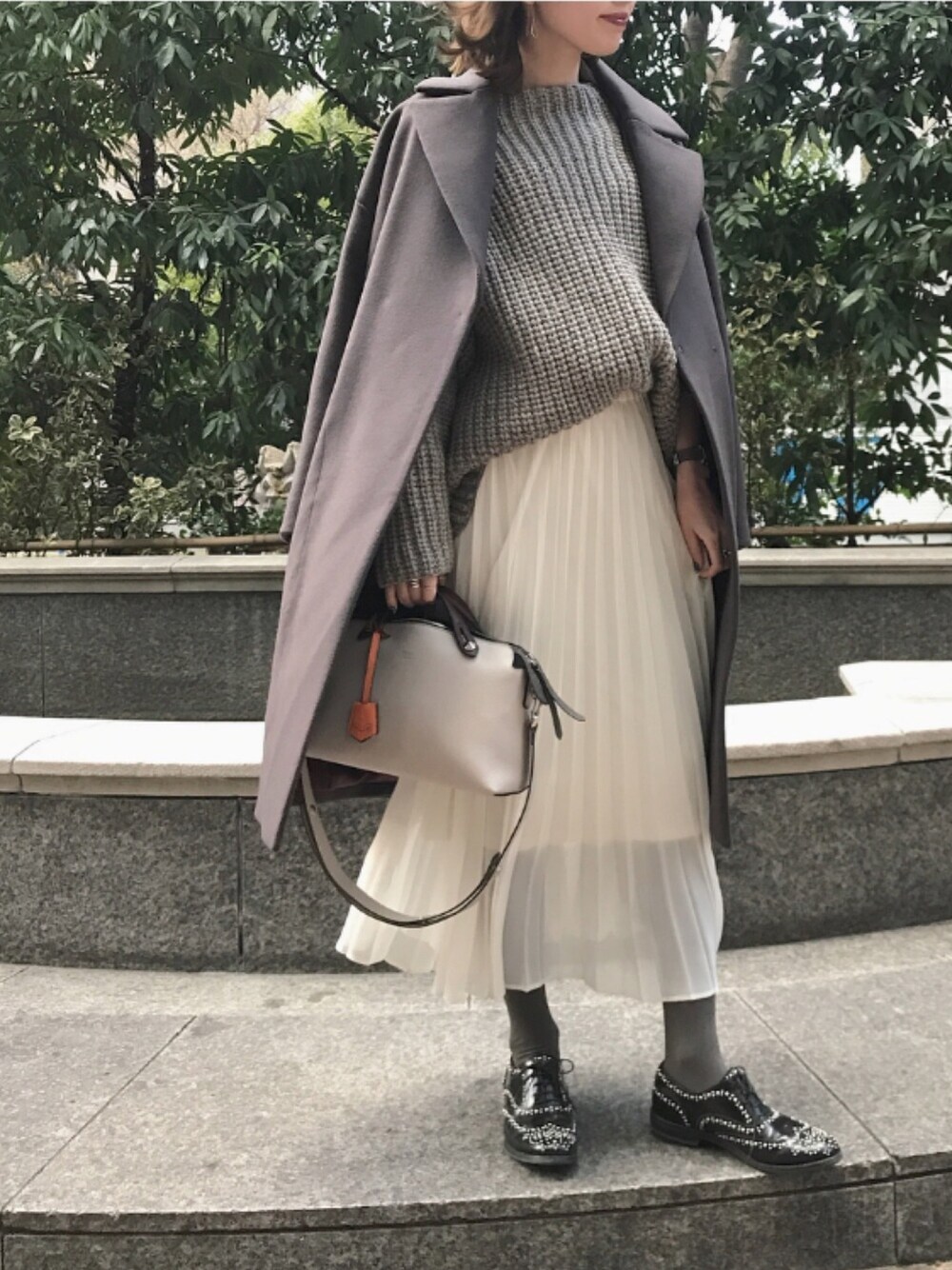 「シンプルコーデ、オトナ女子、キレイめ、ロングコート、ざっくりニット、カジュアルコーデ、休日スタイル、プリーツスカート、冬、グレー」｜「IENAのchere British wool プルオーバー◆（ニット/セーター、ベージュ系）」を使った、ukapiさん（レディース・158cm）の冬コーディネートの1枚目の写真